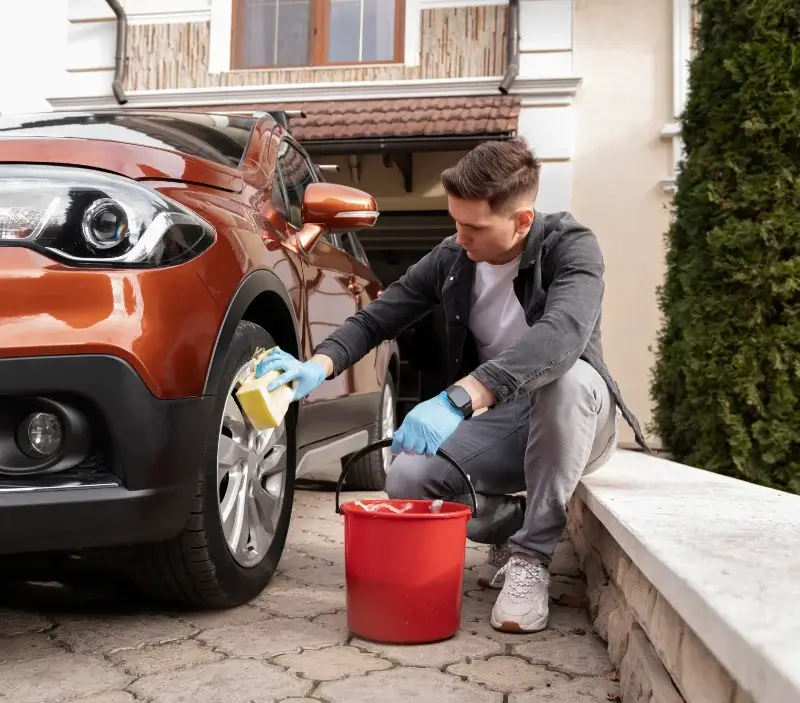 Lavage auto à domicile Saint-Outrille : professionnel intervenant sur un véhicule